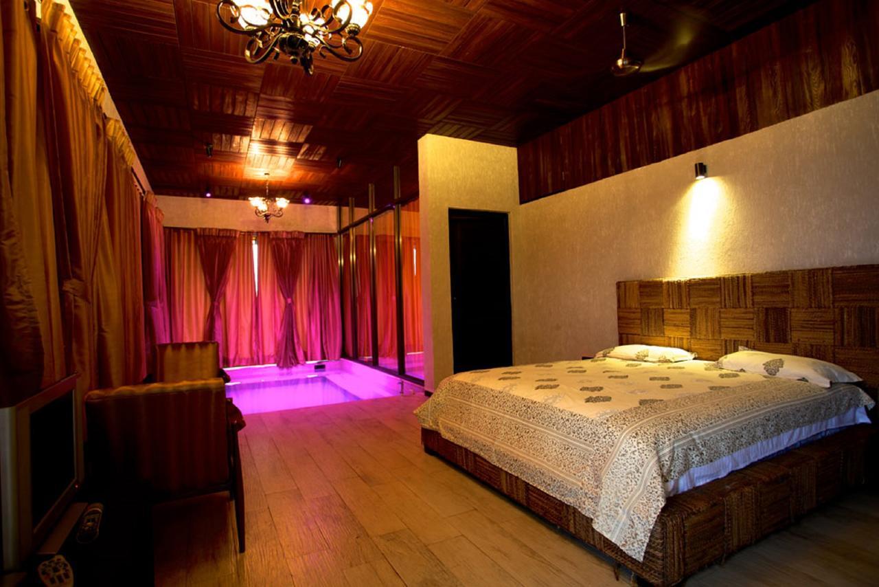 Kino Lakeside Chalet Hotel Лонавала Екстериор снимка